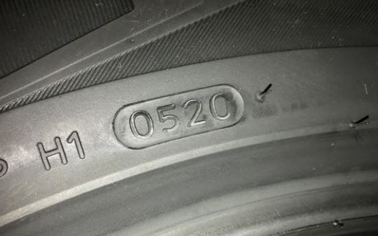 폐차장에 자동차의 폐타이어들이 많이 쌓여있는 모습입니다.