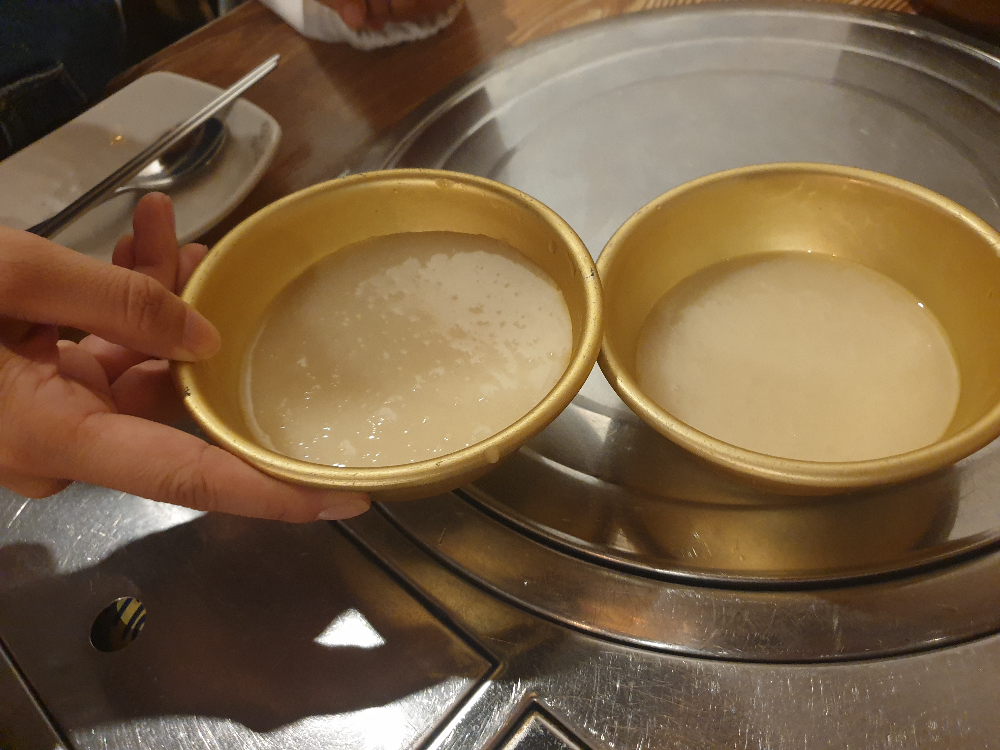 양은 막걸리 사발 두 개에 살얼음이 껴있는 동동주가 있다.