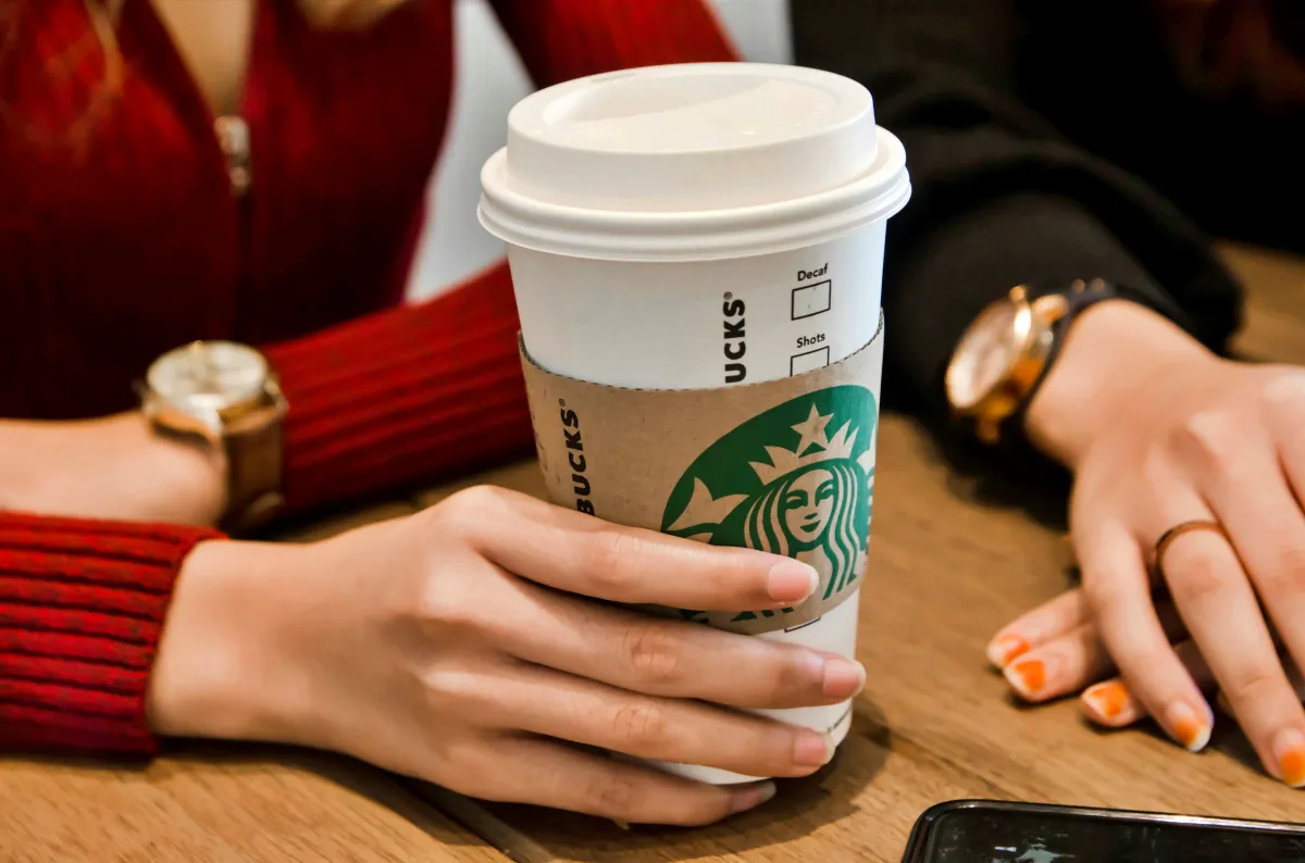 스타벅스-커피를-손에-쥐고있는-여자손
