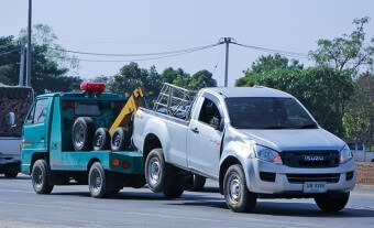사고난-회색차를-녹색-견인차가-끌고가는-모습