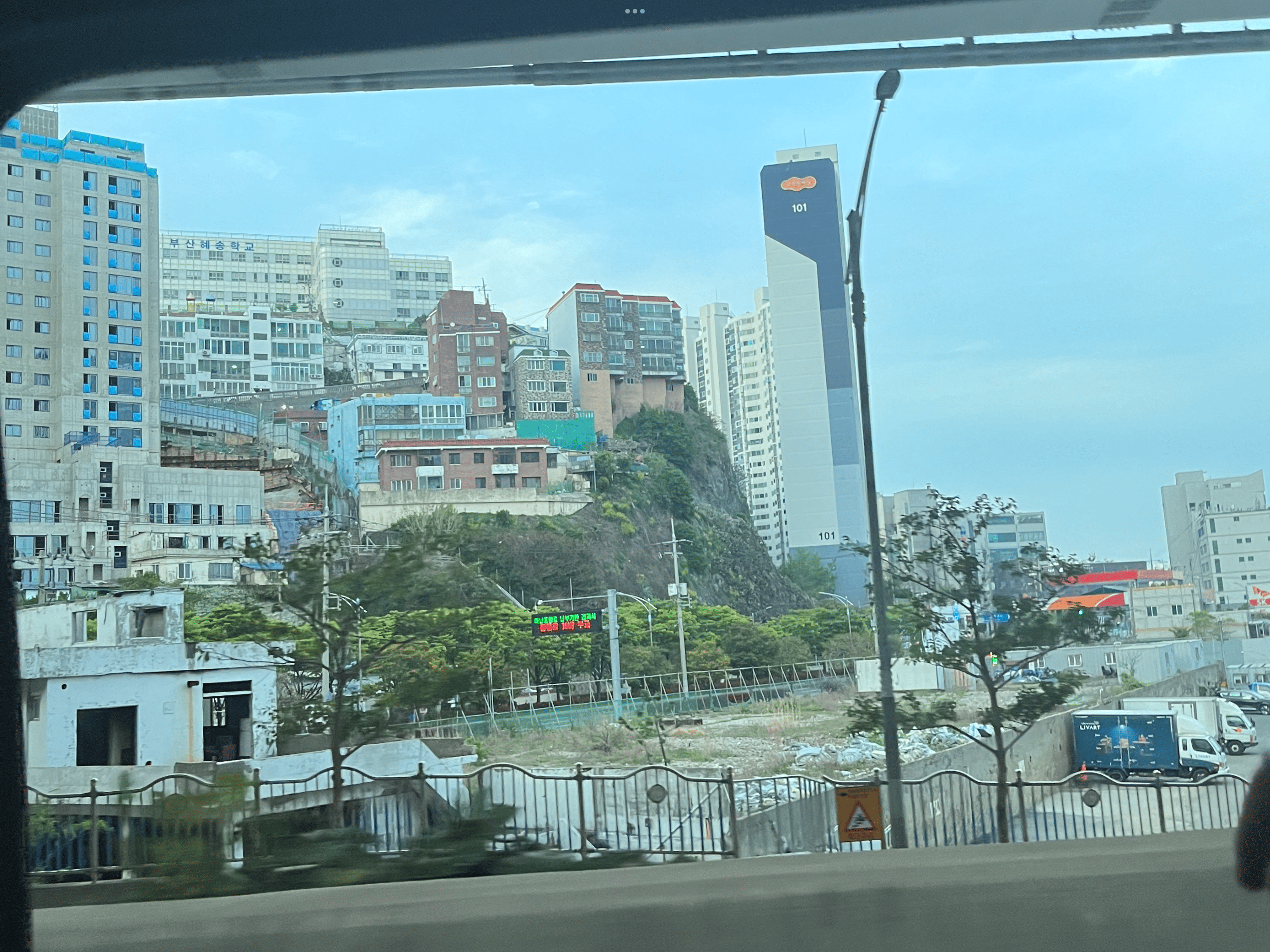 절벽에 건물들이 있는 부산의 특이한 지형의 모습