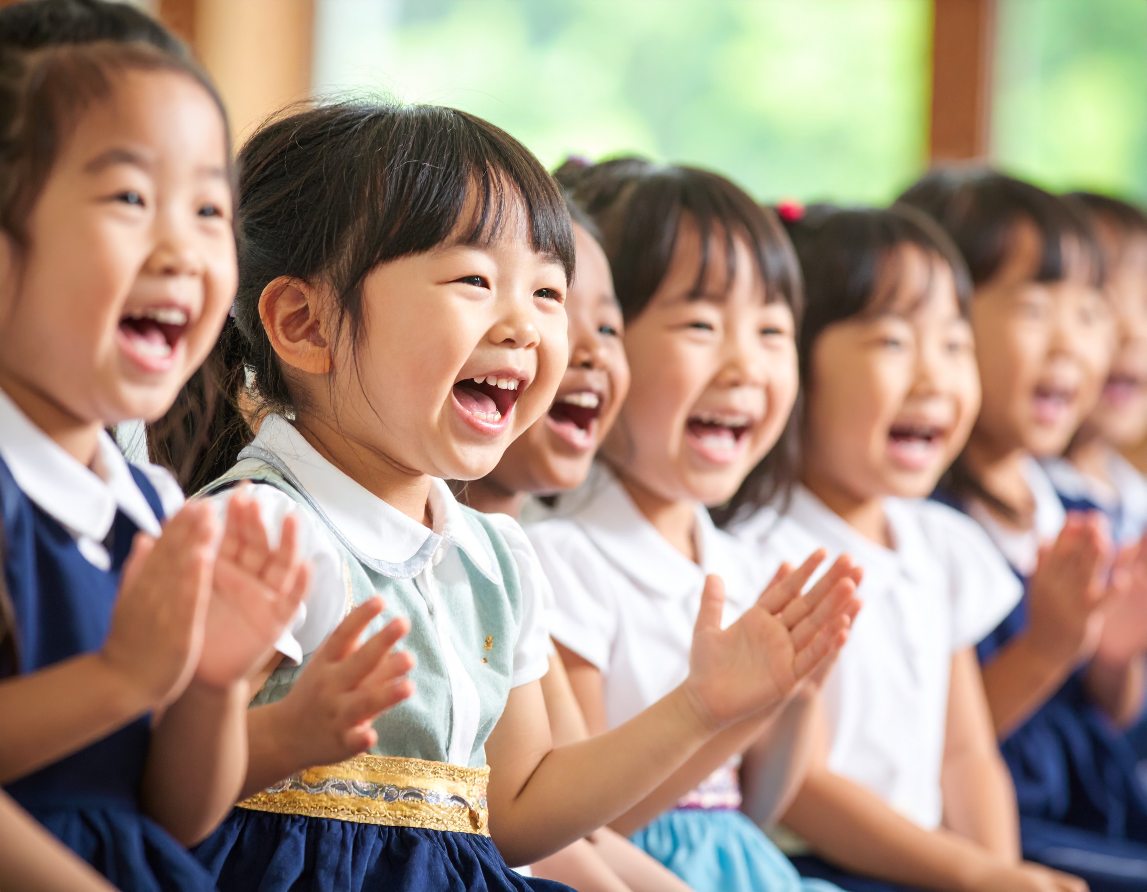 유아학비 지원, 환하게 웃으며 박수치는 유아들