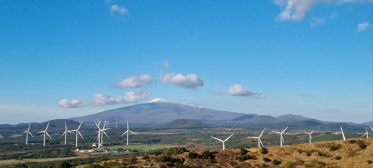 따라비오름 정상에서 바라보는 한라산 & 풍력기