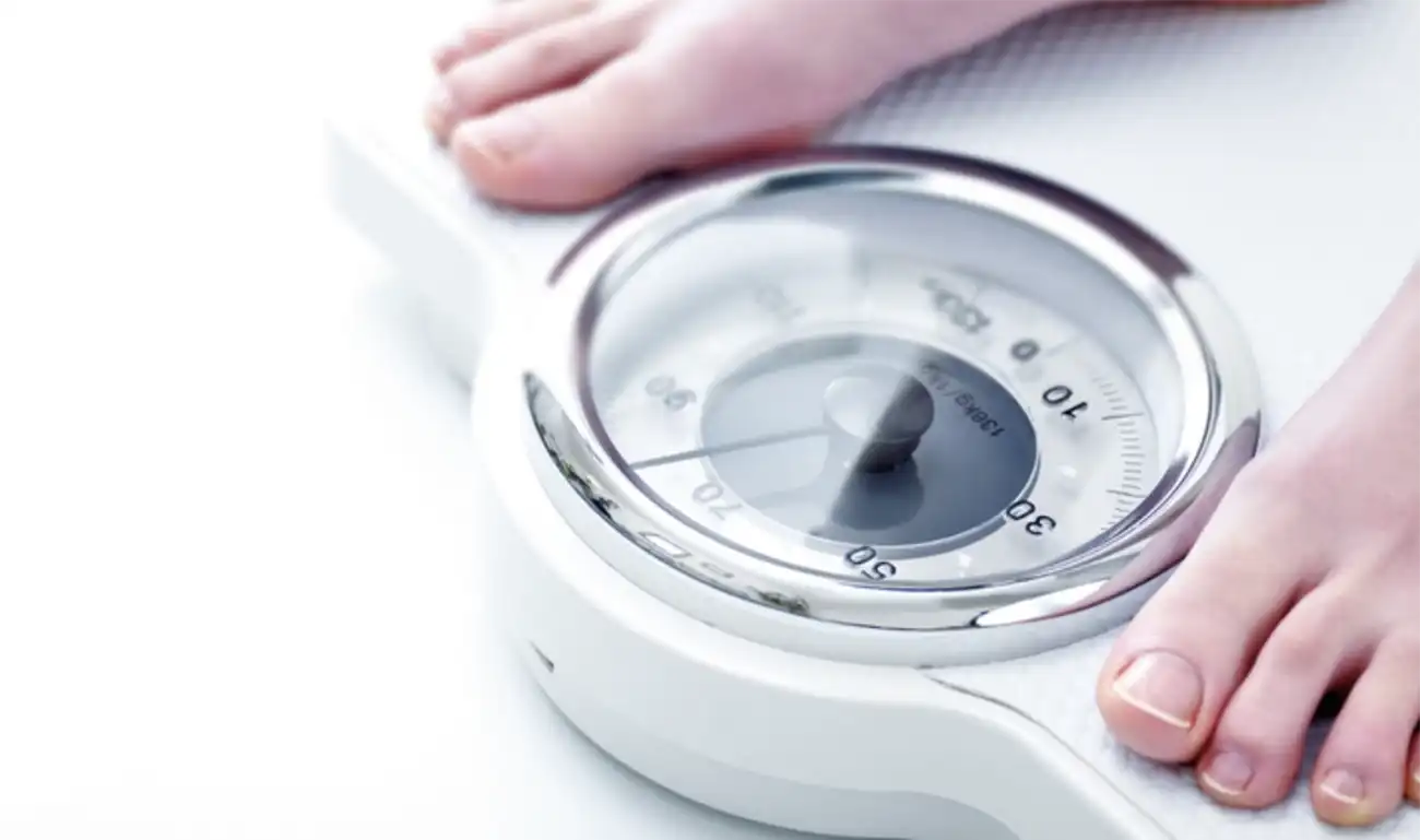 체중계-올라간-여자-몸무게