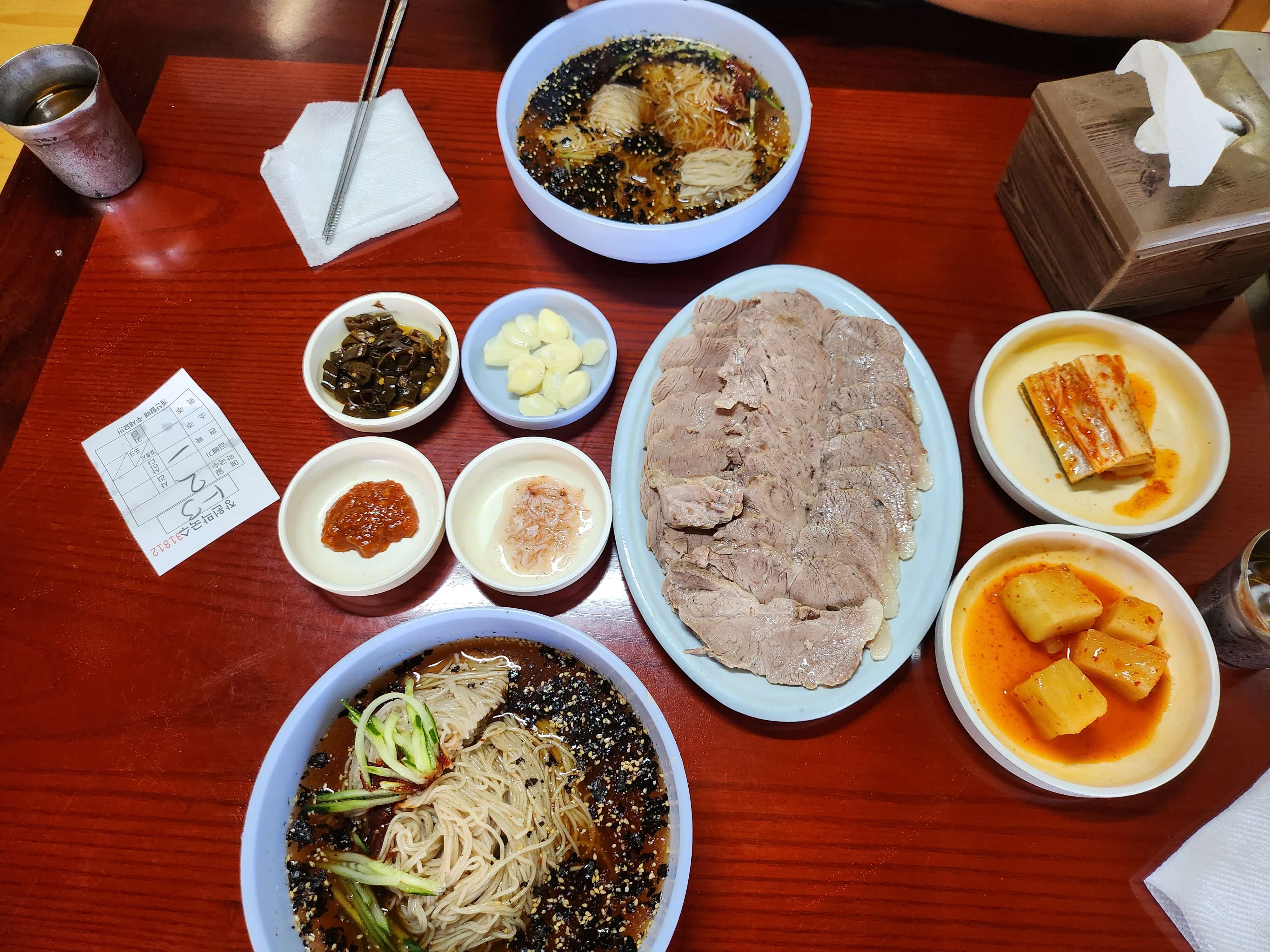 부여 장원막국수 집의 막국수와 수육 상차림