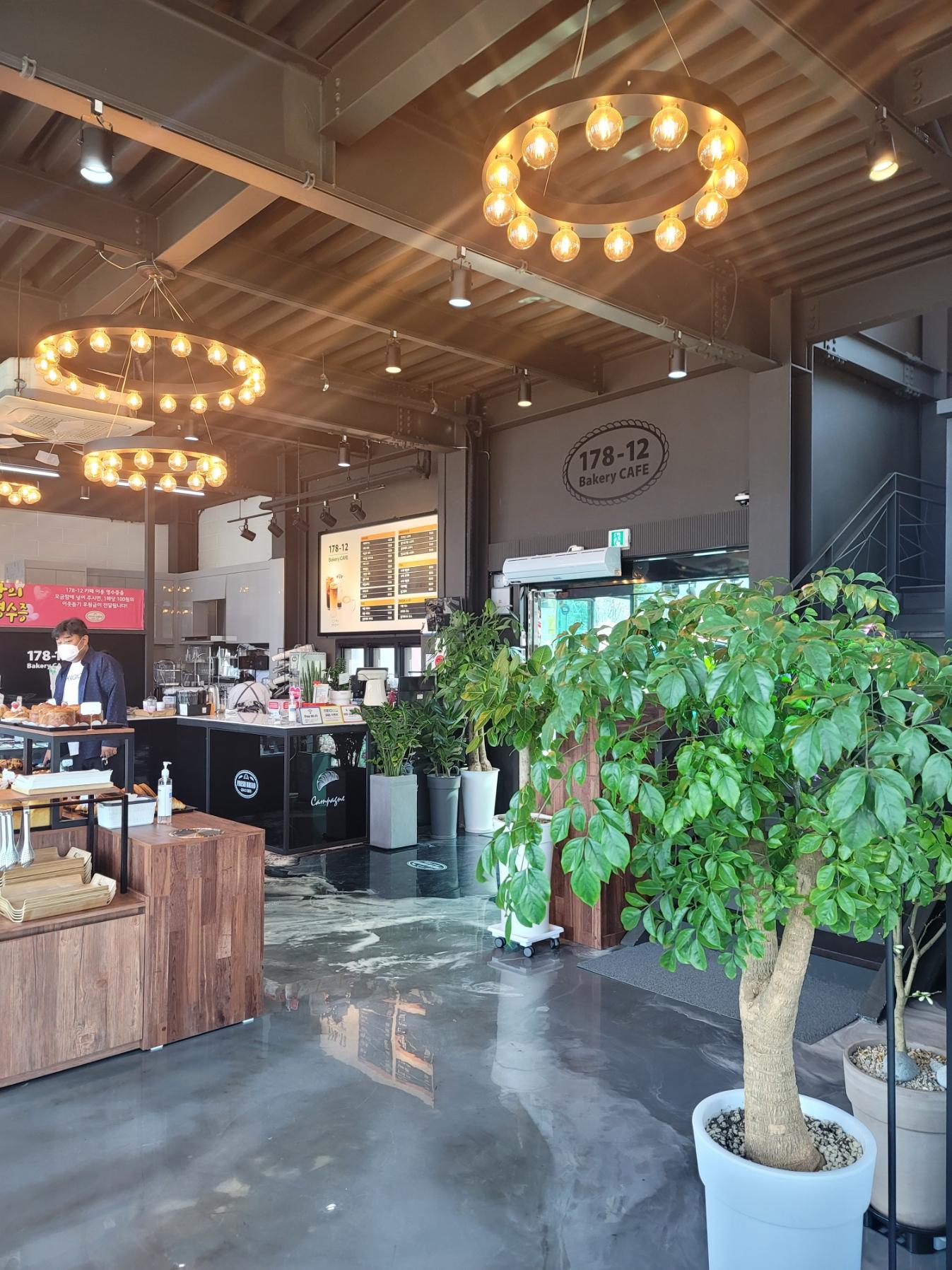 178-12 CAFE 내부