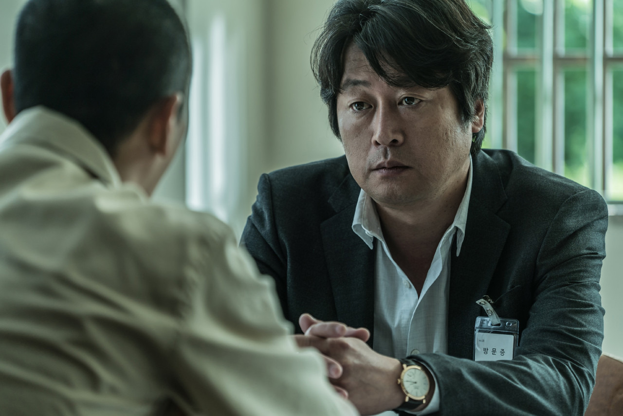 묻힌 진실의 무게, 끝없는 추적, 그리고 잊힌 자들의 이름을 위한 사투 — '암수살인' 속 대화, 형사, 피해자