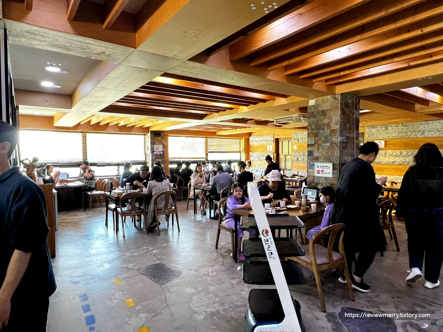 가게 내부 테이블