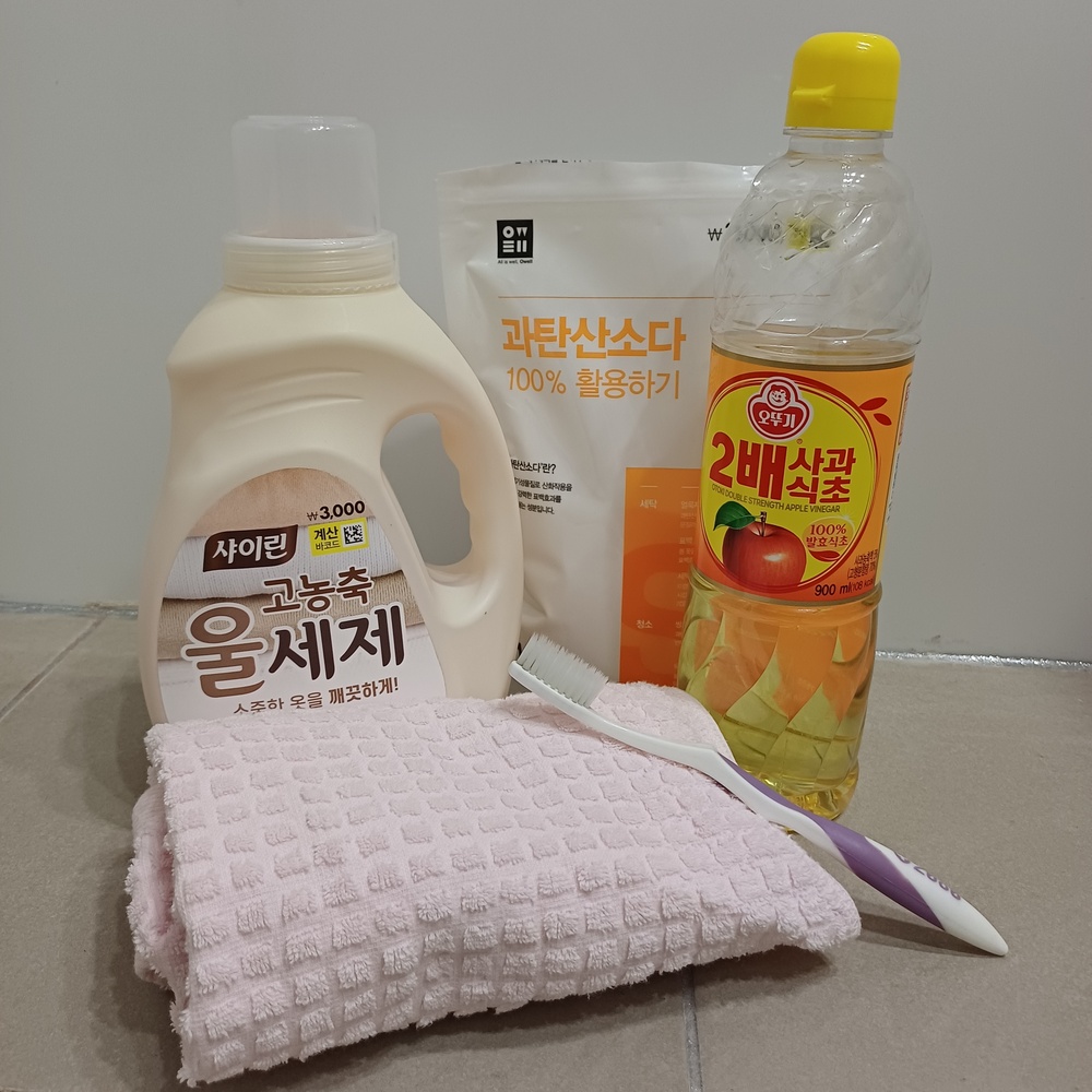 흰 운동화 세탁에 준비한 중성세제와 과탄산소다, 식초, 칫솔, 수건