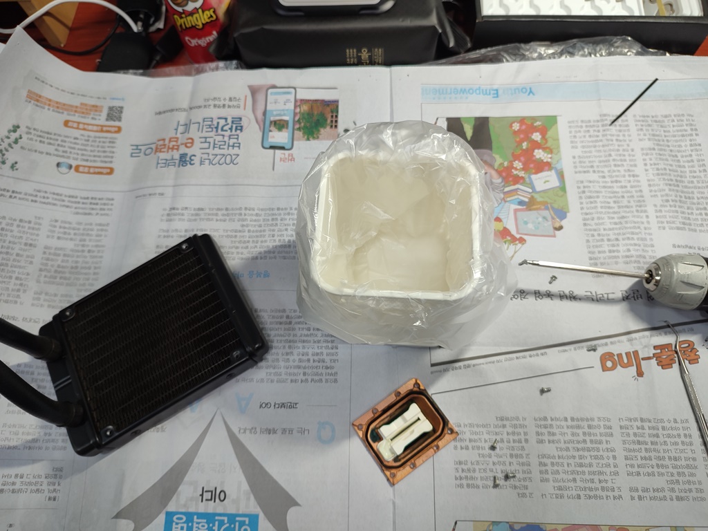 방열판에 남아있는 냉각수를 받아내고 있습니다.