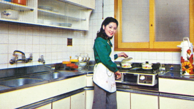 부모님 세대가 사용하던 단순한 구조의 주방 모습과 생활 동선