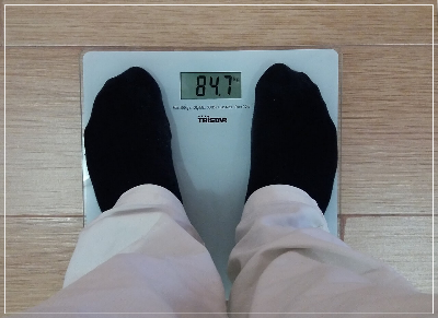 체중계에서 몸무게를 재는 모습