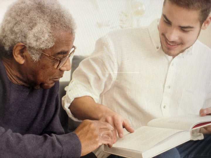 요양원에서-함께-책에대한-이야기를-나누는-젊은남자와-노인