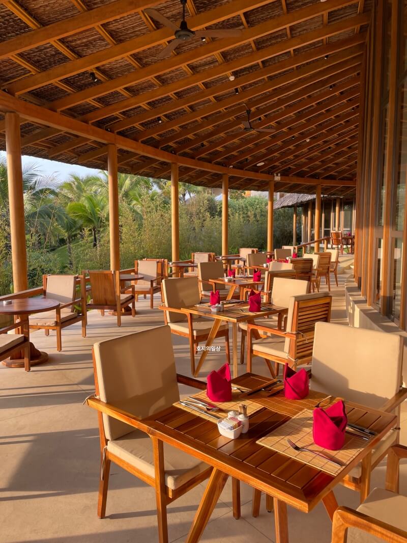 나트랑 아나만다라 깜란 올인클루 식당 야외 좌석