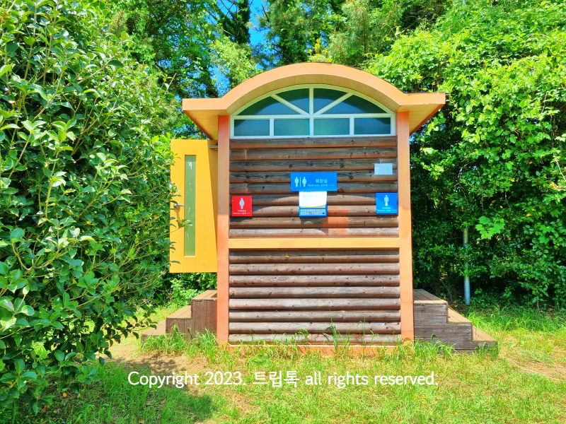 나무로 지어진 작은 집 모양의 화장실