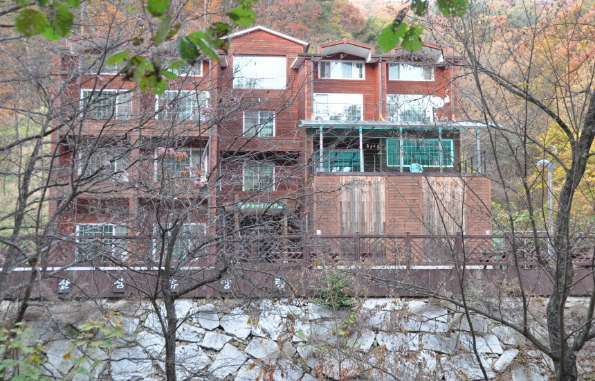 자연휴양림 특유의 고즈넉하고 편안한 분위기를 자아내며 앞마당 놀이터 접근성이 훌륭한 산삼자연휴양림 연립형 휴양관 전경