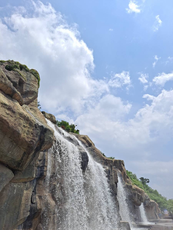 폭포 위에는 하늘