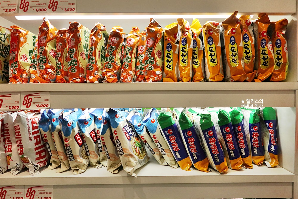 더현대서울 88라면스테이지, 라면종류는 물론 라면의 모든 것들을 구매할 수 있는 팝업스토어