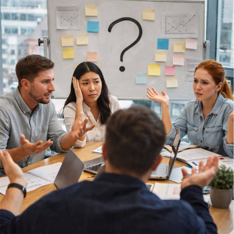 학생들이 팀 프로젝트 형태로 컴퓨터 작업을 하며 토론하는 교육 장면