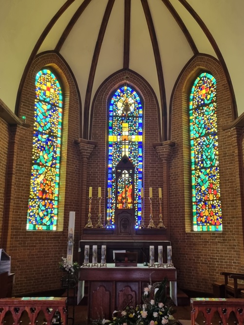 약현성당 제단, 제대, 그리고 스테인드글라스입니다.