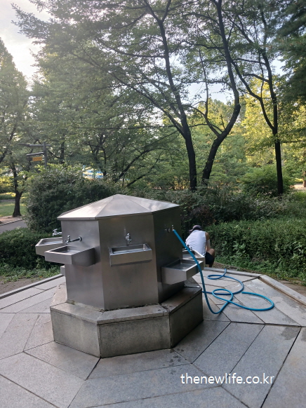 스테인리스 구조의 야외 세척 시설, 수도꼭지와 호스가 설치된 서울 어린이대공원 발 씻는 곳