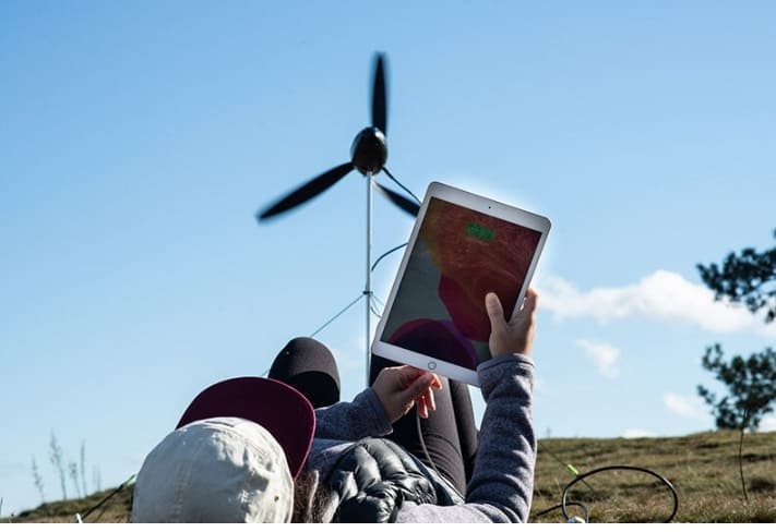 배낭에에 쏙 들어가는 휴대용 풍력 발전기 VIDEO:SHINE CAN CHARGE HANDHELD ELECTRONICS WHILE BEING OFF-GRID