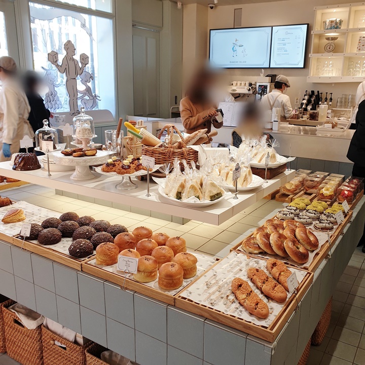베이커리블레어-1층에는-다양한-빵들이-있다