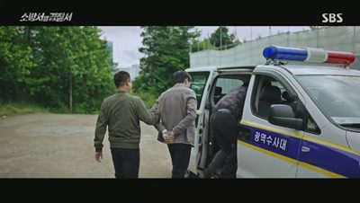 범인으로 몰려 체포되고 있는 김래원의 모습입니다.