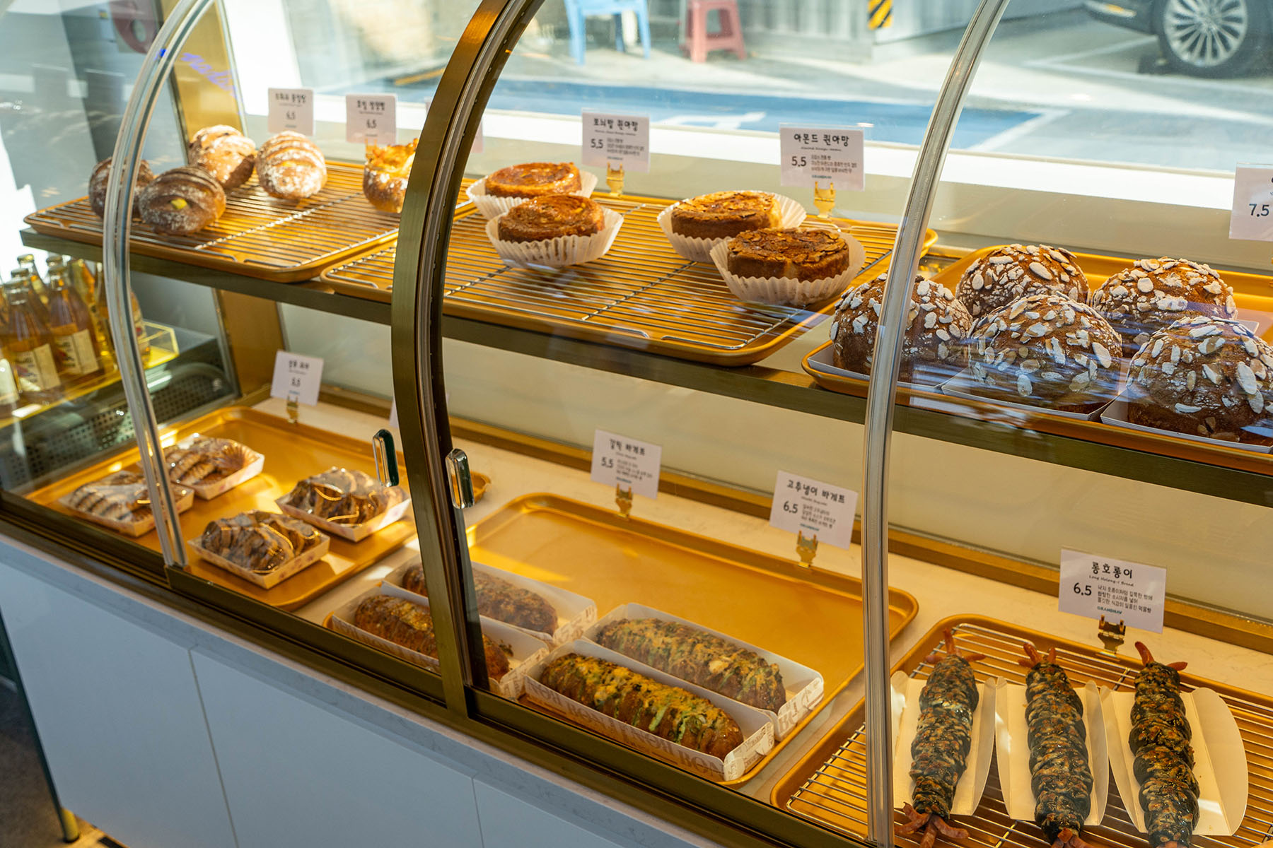 그랜드하브 베이커리 진열대