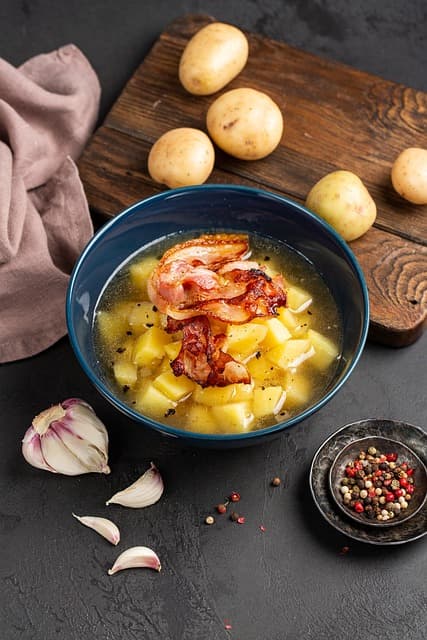 한국의 숨겨진 시골 별미: 강원도 전통 음식 '감자옹심이' 만드는 법