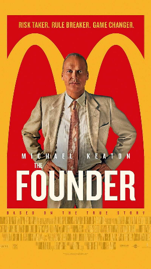 맥도날드 로고 앞에서 한 남자가 자신있게 서있다.