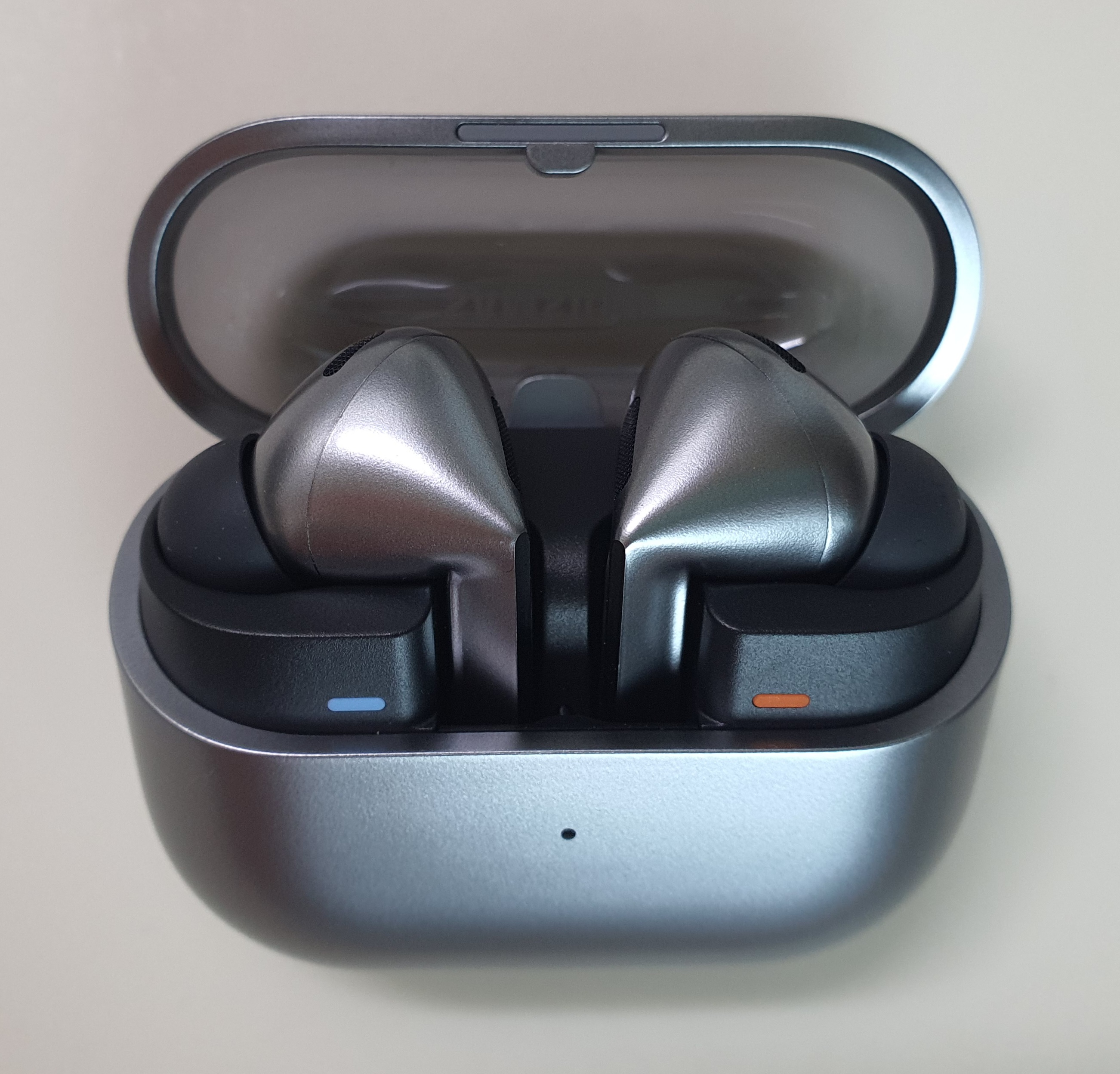 케이스-윗부분에는-삼성-이니셜이-있습니다.