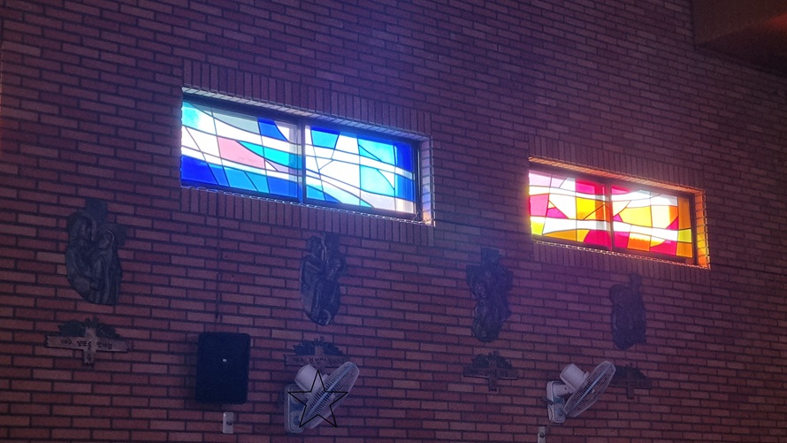 부산 거제동성당 십자가의 길, 스테인드글라스 사진