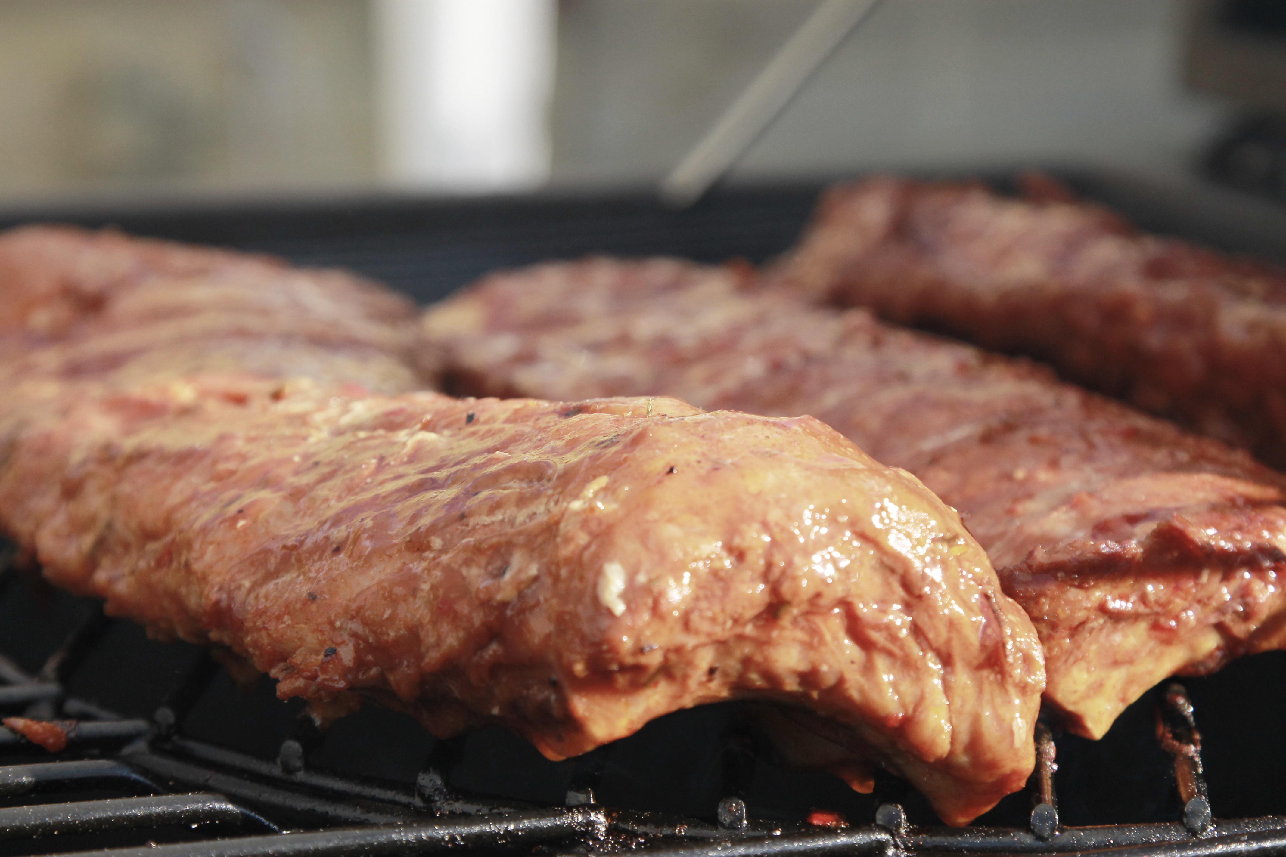 고기를 팬에 충분히 오래 굽는 사진