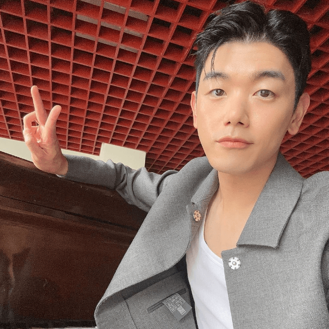 에릭남이 브이하고 있는 장면