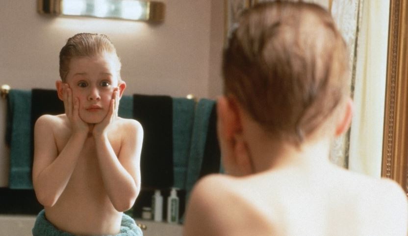 크리스 콜럼버스 감독의 시대를 초월한 가족 코미디인 "나 홀로 집에" 한 장면