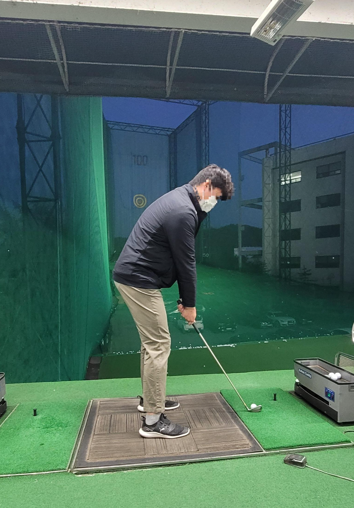 몸 뒤쪽 카메라 각도로 찍은 골프 측면 스윙사진