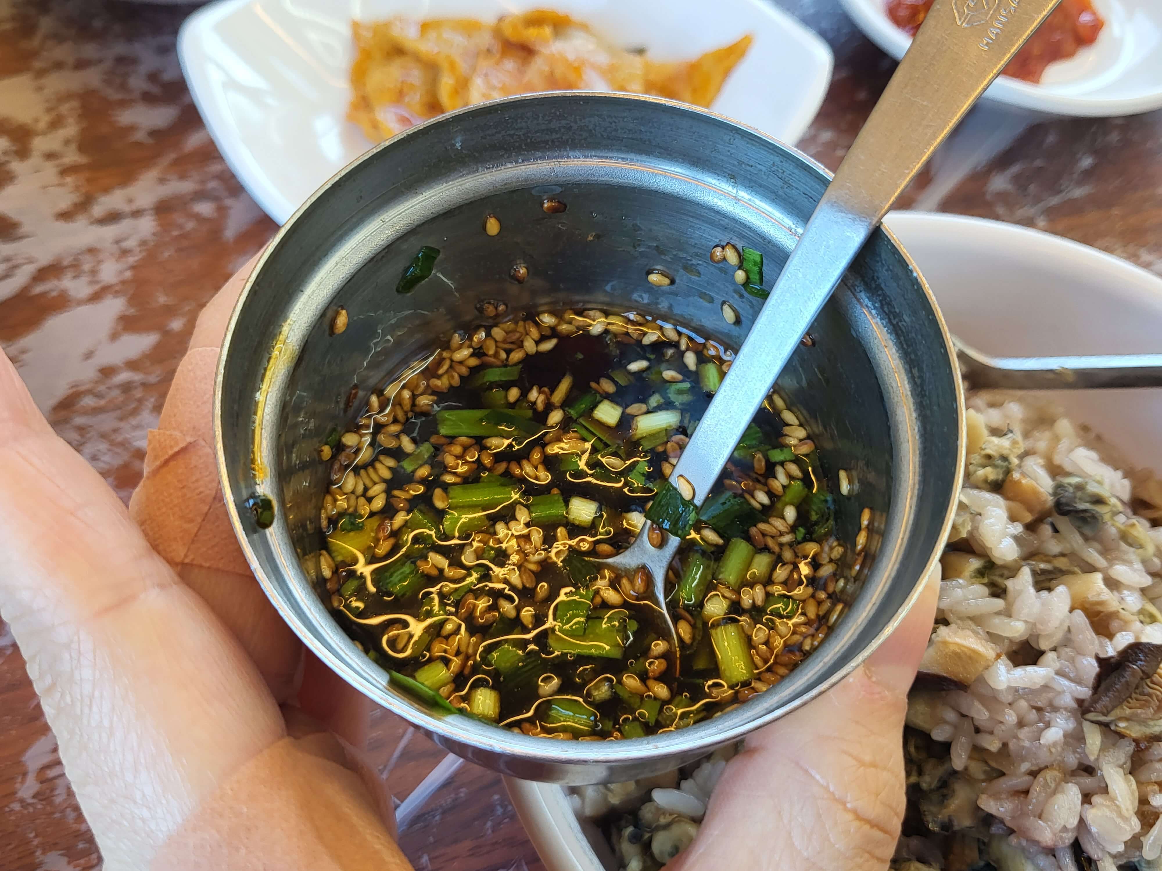 신진도 행복한 아침 굴솥밥 간장양념