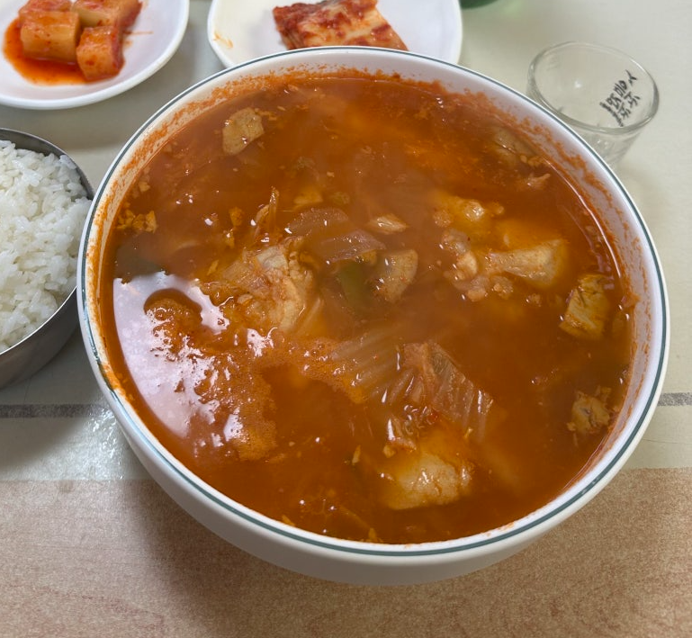 김치를 넣은 곰치국