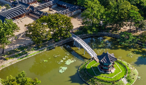 경복궁 내 향원정과 연못, 고즈넉한 분위기 연출