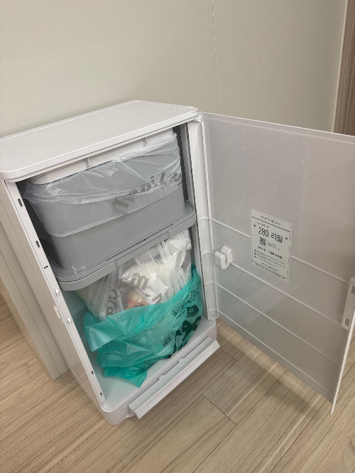 매직캔에 종량제 봉투를 미리 끼워둔 사진