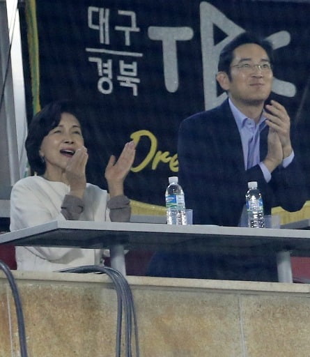 이재용 삼성전자 회장이 어머니 홍라희 전 삼성미술관 리움 관장과 2015년 5월 21일 서울 잠실야구장을 찾아 삼성 라이온즈와 두산 베어스 경기를 관전하는 모습.