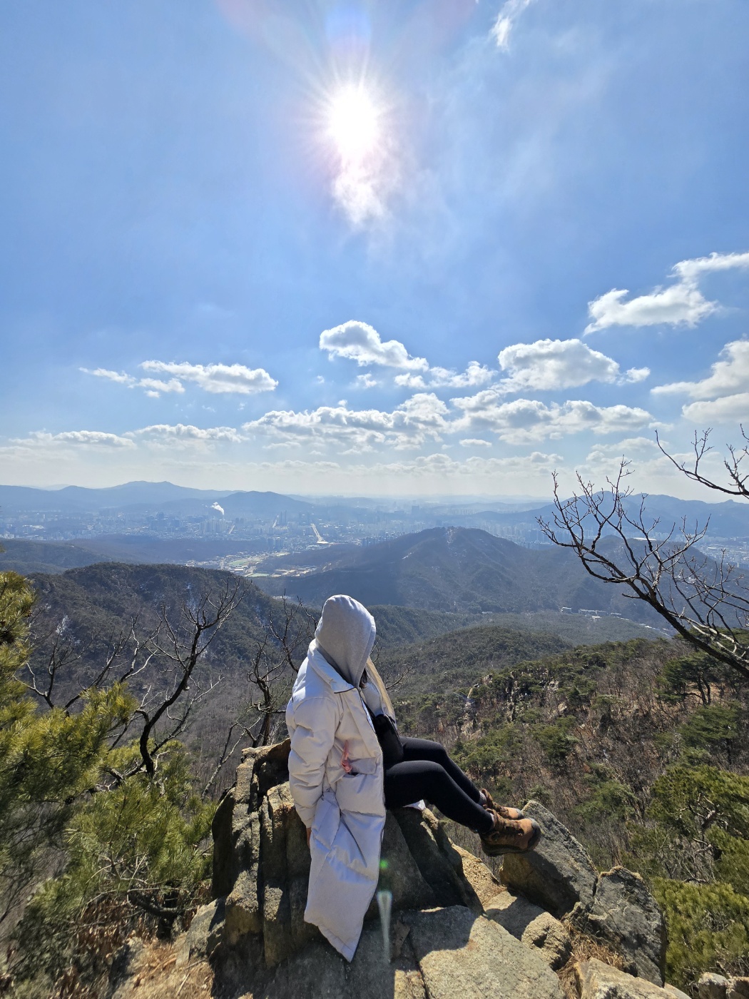 국기봉 근방에서 찍은 삼성산과 나