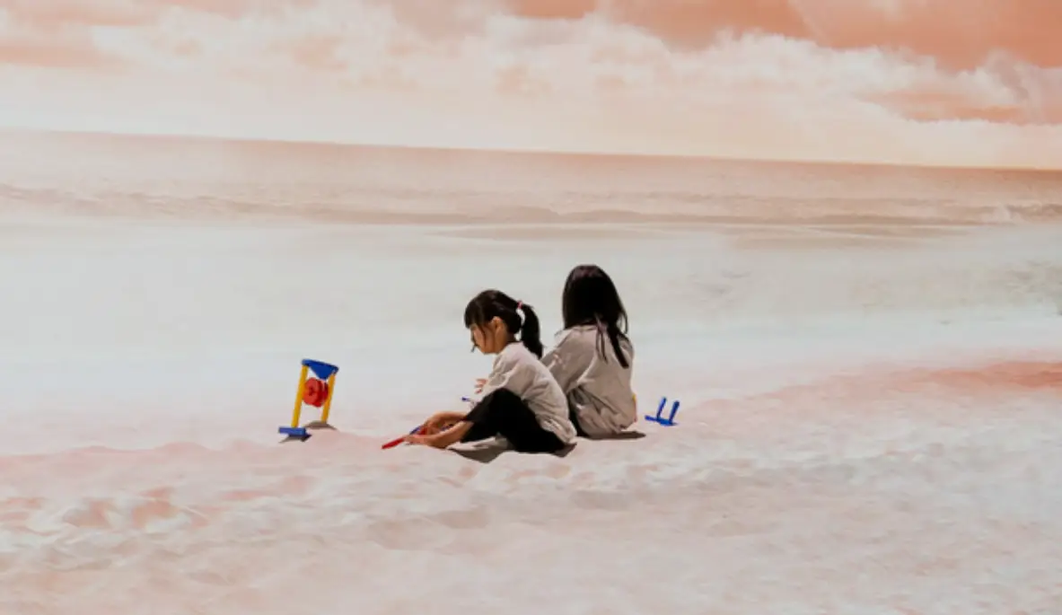 아르떼-키즈-파크-에서-노는-두-아이