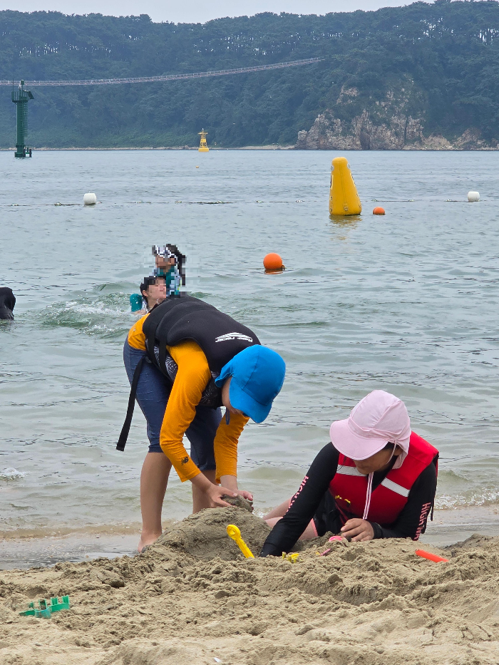 일산해수욕장 모래놀이하는 모습