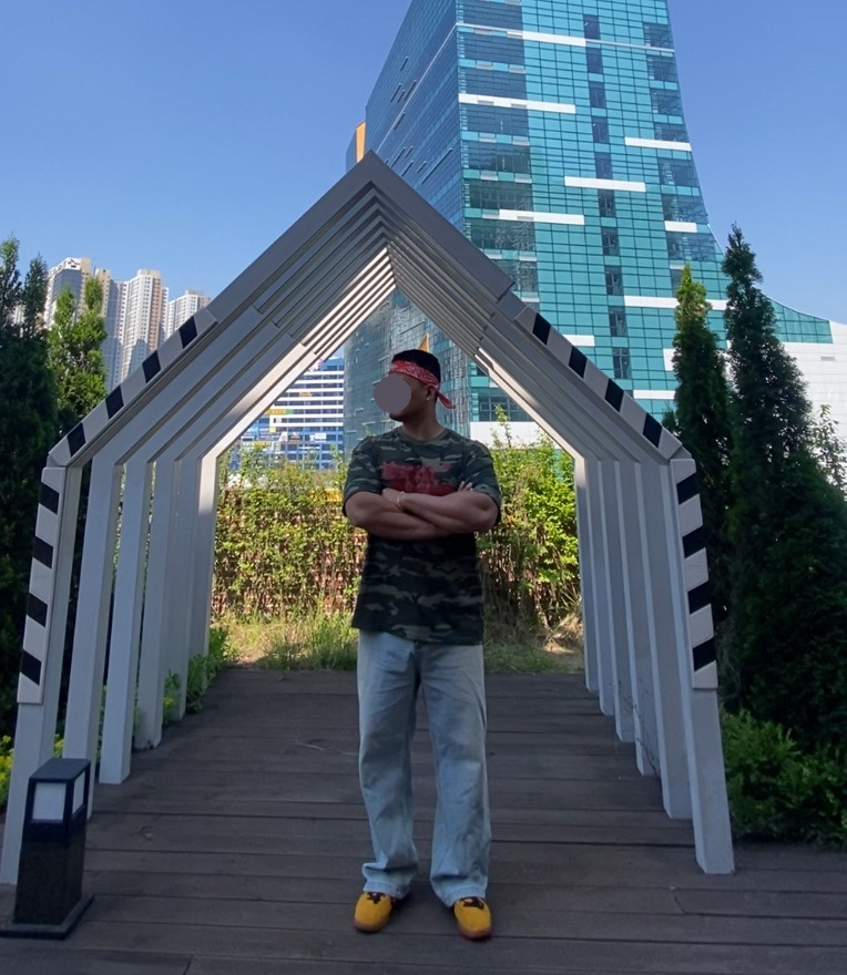 데일리룩('26. 5. 30.)더 노스페이스 반다나 페이즐리 오렌지, 벤힛 카모 카모플라쥬 반팔 티셔츠, 에러스익셉티드 연청 데님팬츠, 컨버스 올스타 클래식 트레이너 옥스 스웨이드