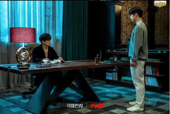 강요한판사와김가온판사대립하는장면