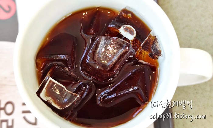 kfc 아이스 아메리카노 M 각얼음과 커피 모습