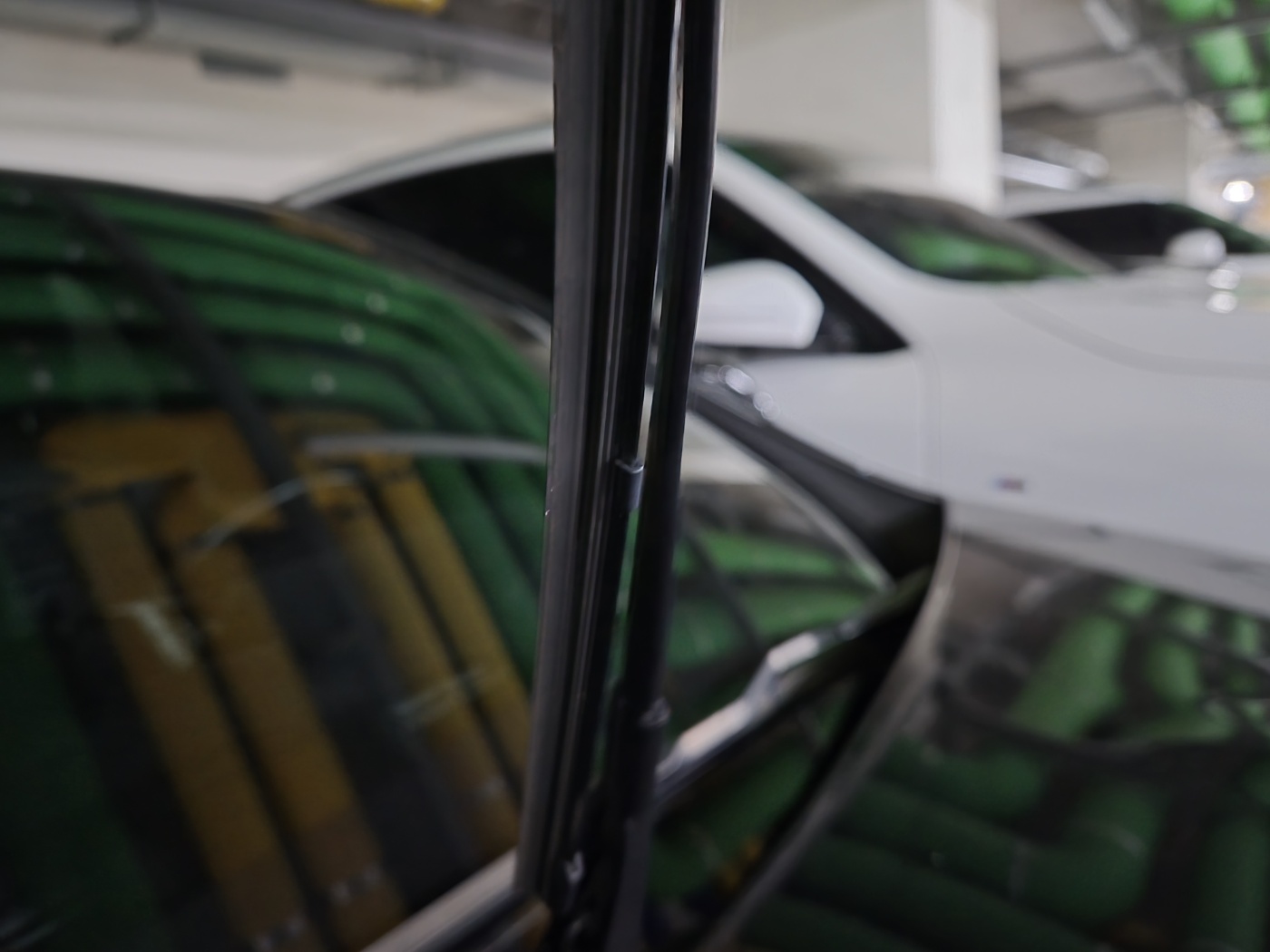 벤츠 E220d AMG Line 차량 와이퍼 암 클로즈업 사진, 고무 마모 및 손상 여부 확인 가능