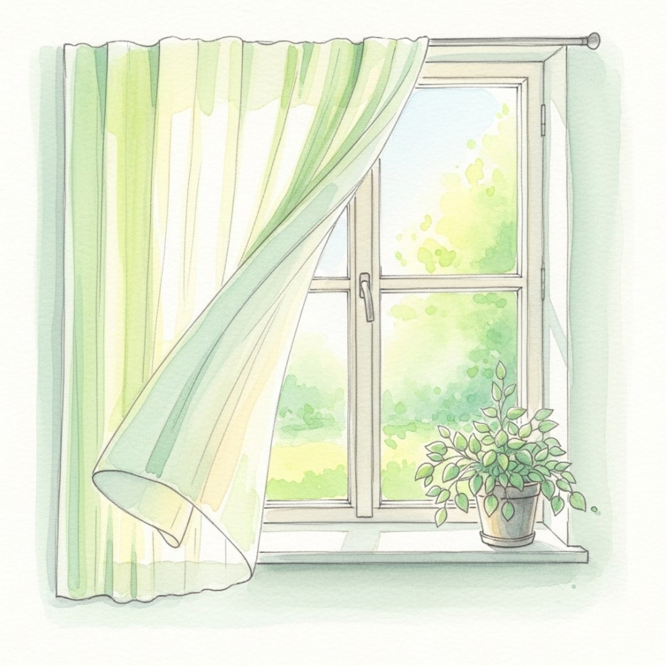 바람에 흔들리는 커튼이 있는 창가 풍경